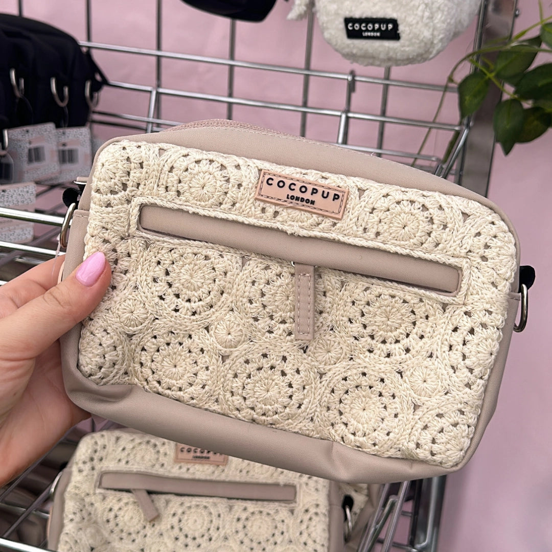 COCOPUP LONDON Dog Walking Bag / Gassitasche KLEIN | Caramel Latte mit Häkelmuster Festival