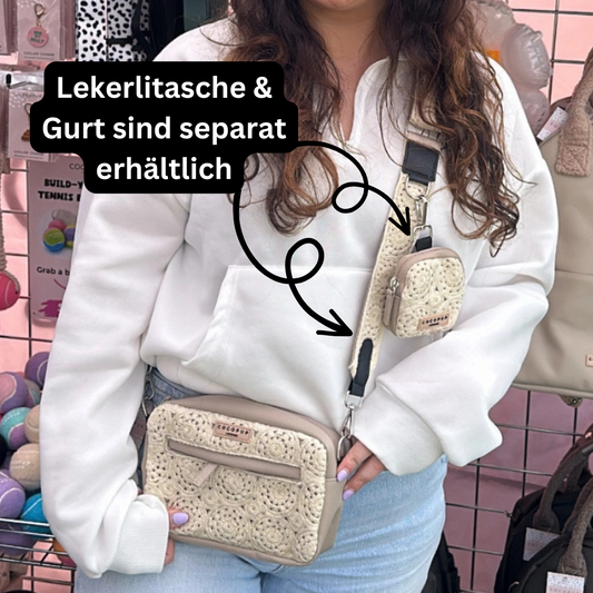 COCOPUP LONDON Dog Walking Bag / Gassitasche KLEIN | Caramel Latte mit Häkelmuster Festival