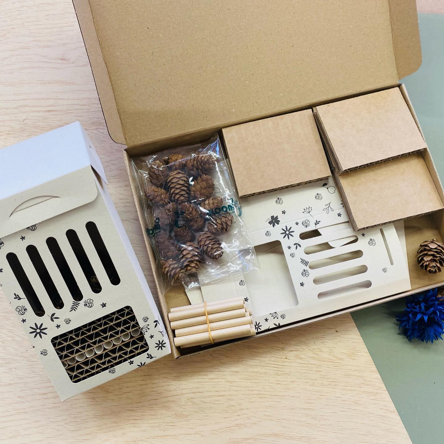 BLOOM YOUR MESSAGE Bienenhaus / Bienenhotel | Do it yourself Bausatz | 100% recycelte Materialien