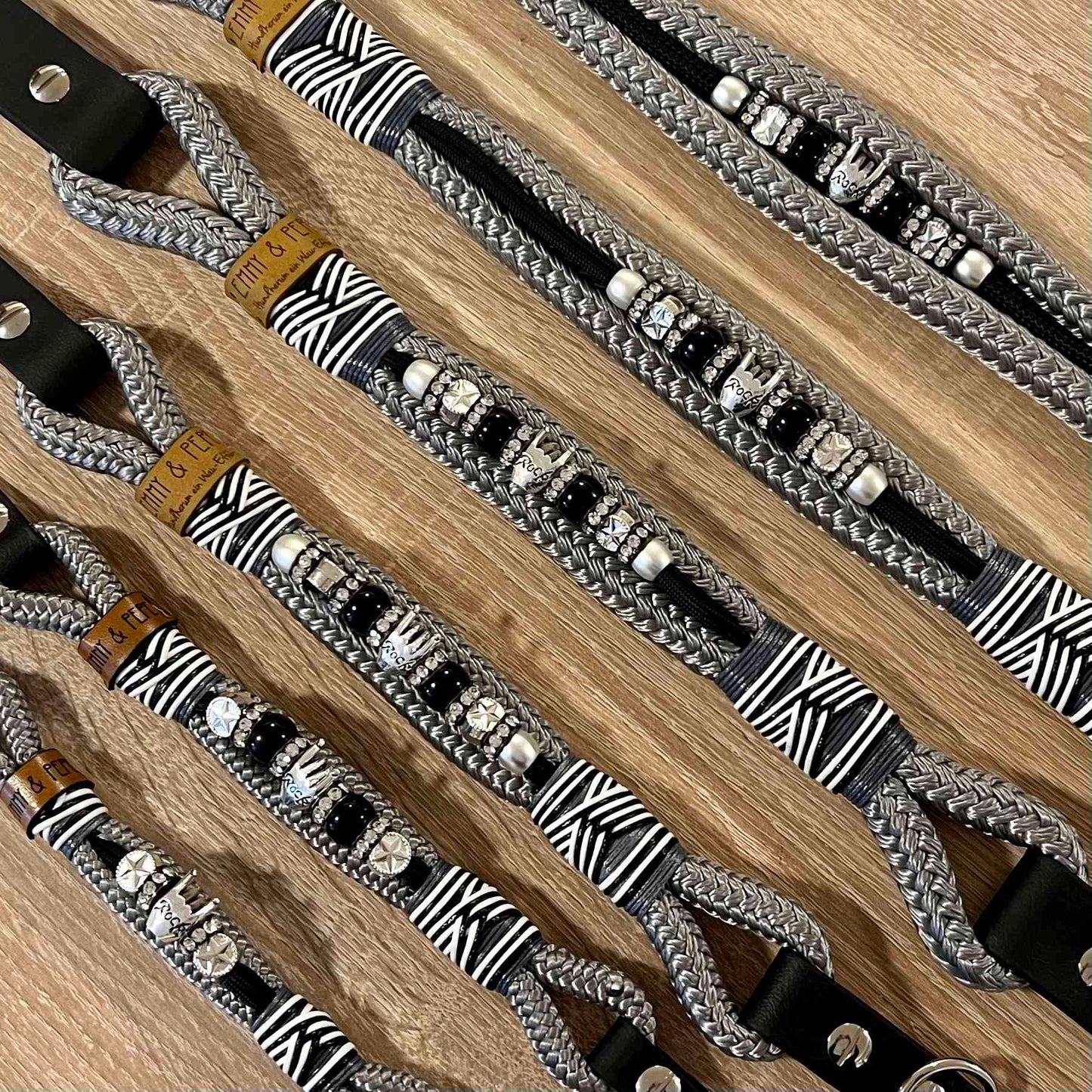EMMY & PEPE Handgefertigtes Hundehalsband "Hardrock" mit Zierperlen und Metalhand | vegan