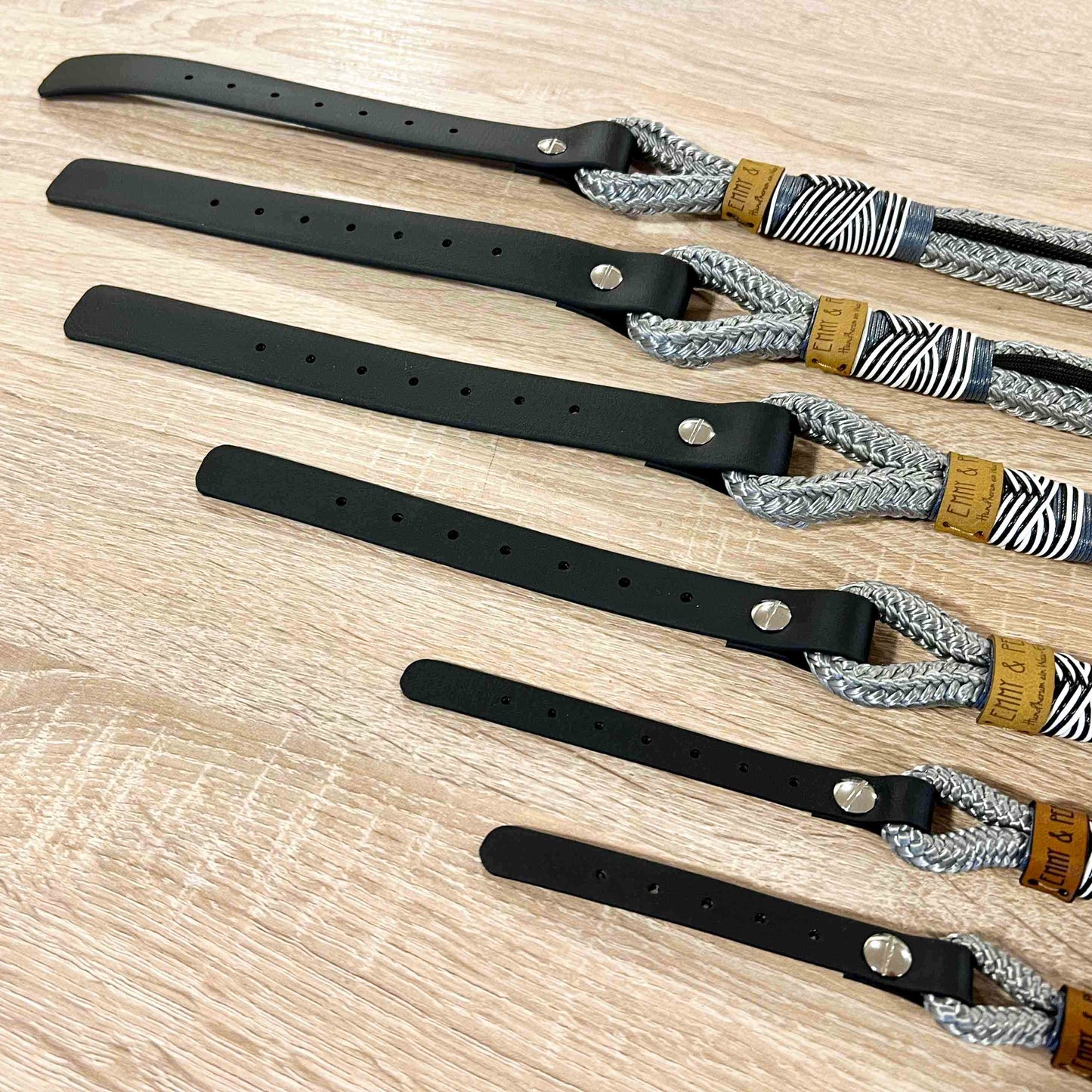 EMMY & PEPE Handgefertigtes Hundehalsband "Hardrock" mit Zierperlen und Metalhand | vegan