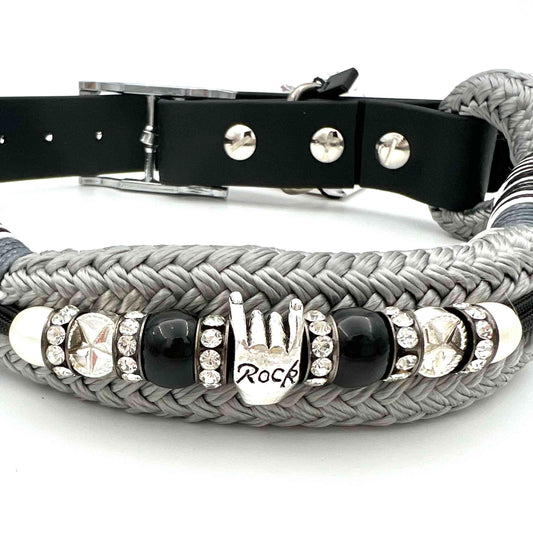 EMMY & PEPE Handgefertigtes Hundehalsband "Hardrock" mit Zierperlen und Metalhand | vegan