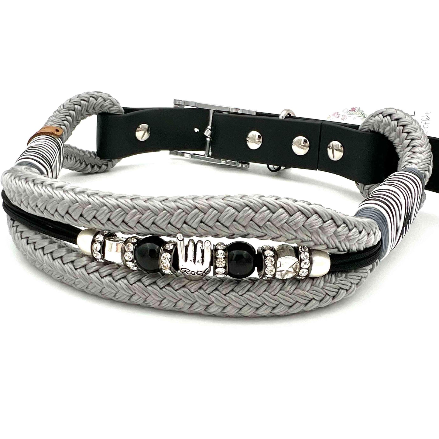 EMMY & PEPE Handgefertigtes Hundehalsband "Hardrock" mit Zierperlen und Metalhand | vegan