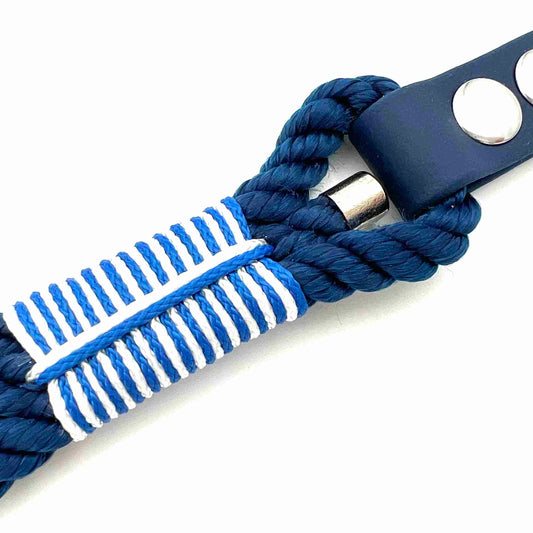 Hundehalsband Bootsmann MINI von "Hamburg Dogs" dunkelblau mit Takelung blau-weiß Detailansicht