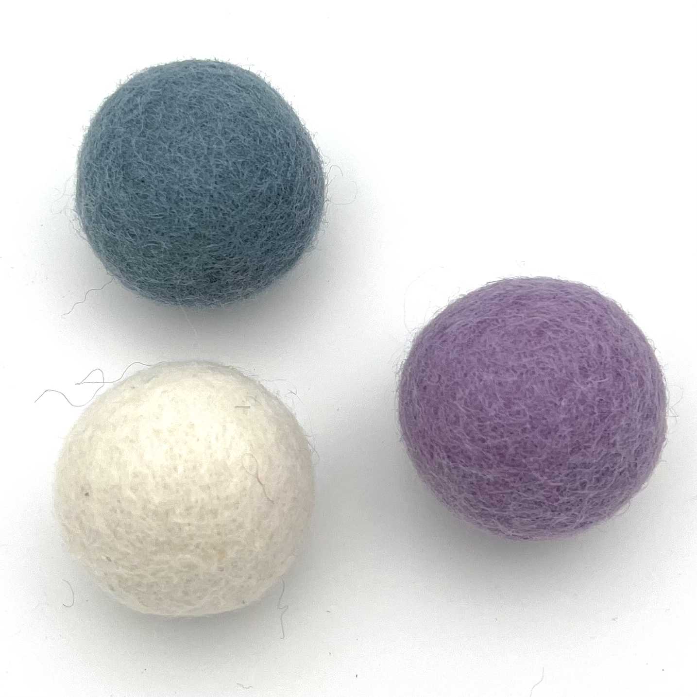 NOOEE PET handgefertigte BÄLLE - Spielzeugbälle aus Wolle | SET mit je 3 Stück