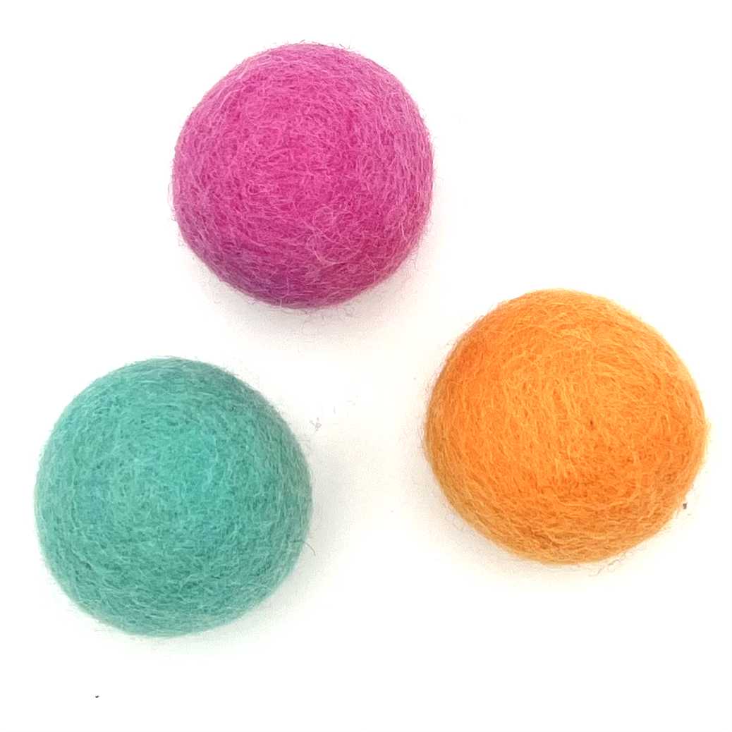 NOOEE PET handgefertigte BÄLLE - Spielzeugbälle aus Wolle | SET mit je 3 Stück