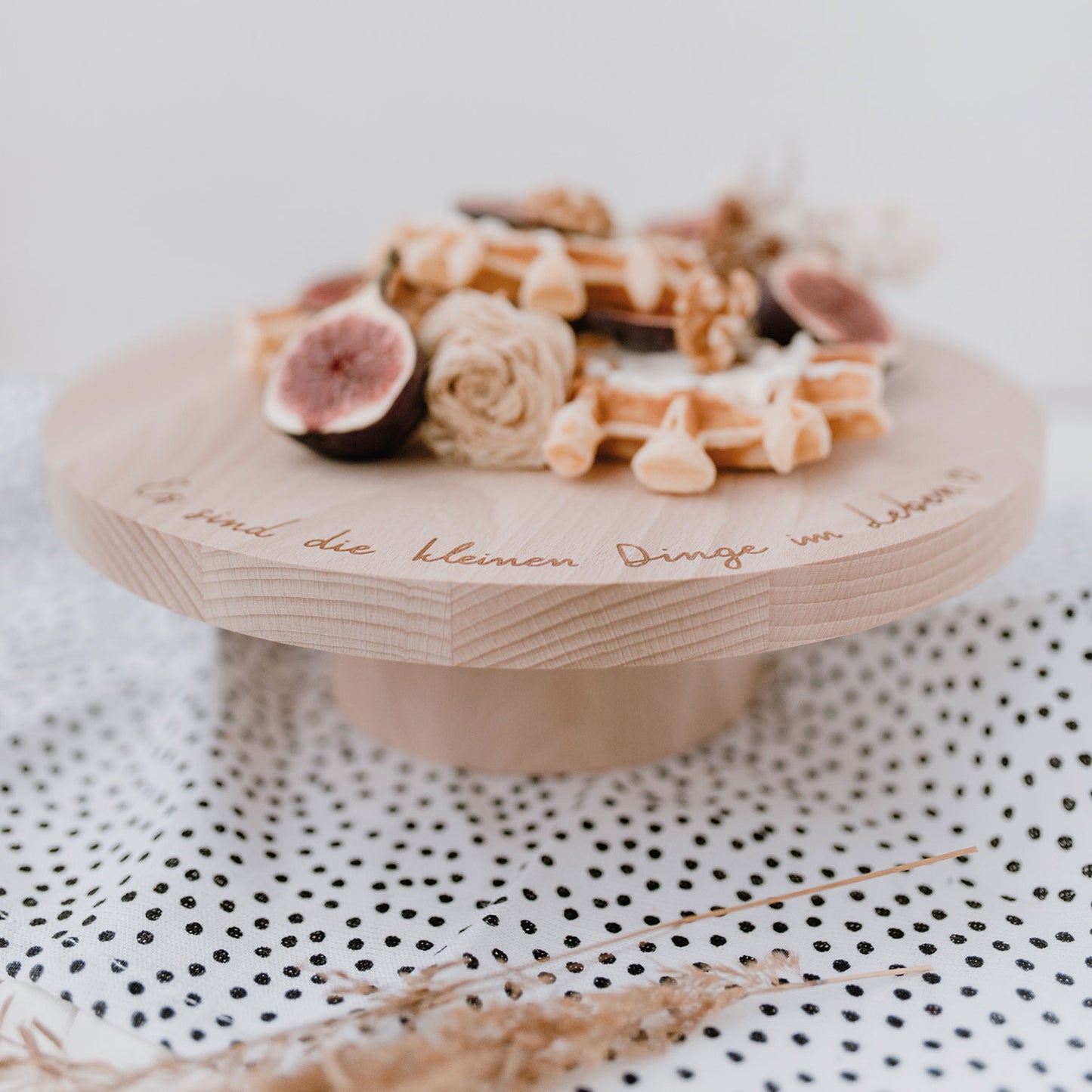 EUELNSCHNITT Kuchenständer "Es sind die kleinen Dinge im Leben" aus Buchenholz (Durchmesser 28cm)