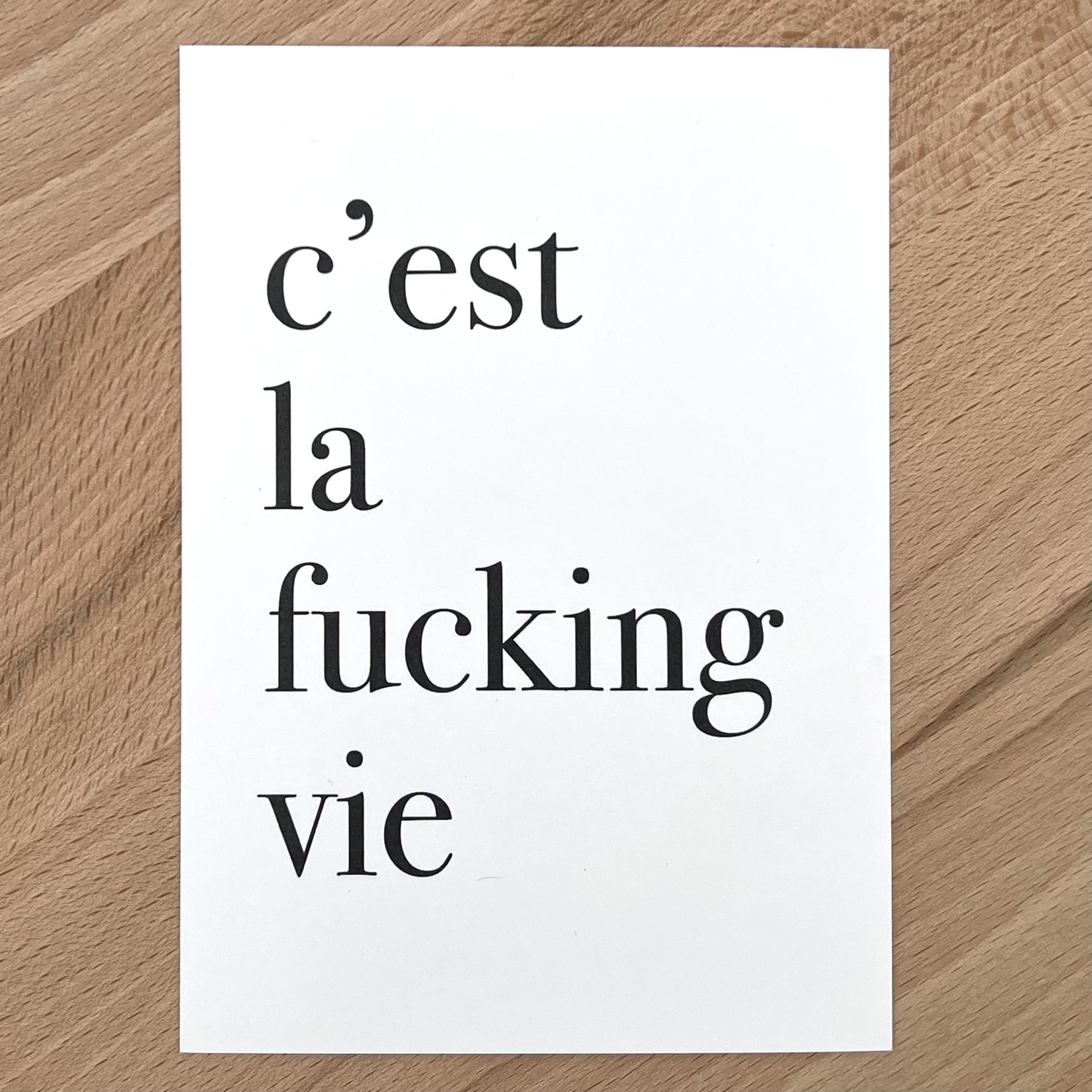 FÜNF VOR ZEHN umweltfreundliche Postkarte "c'est la fucking vie" aus Designkarton | A6