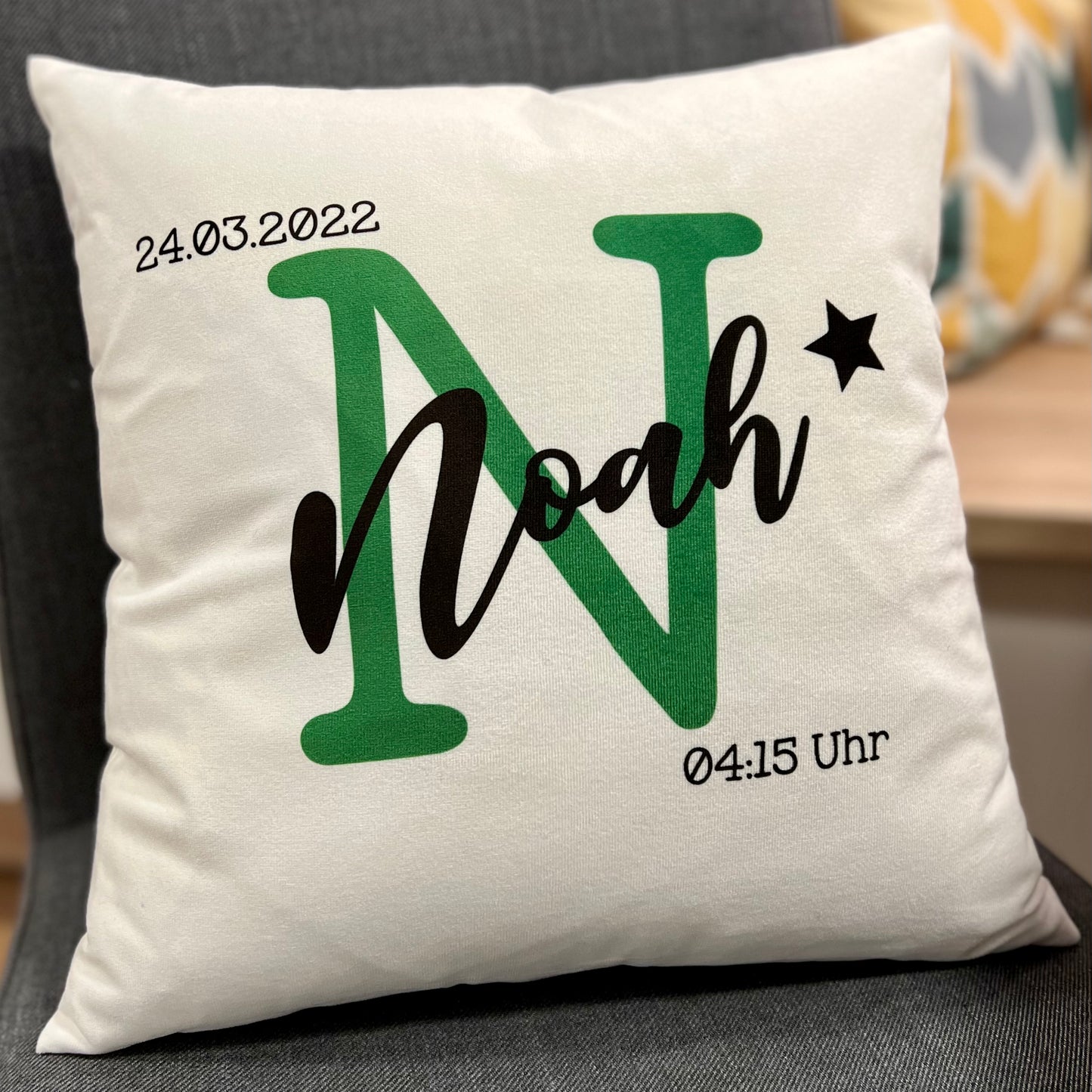 WESERGLÜCK Geburtskissen / Babykissen NOAH mit grünen Initialien inkl. Füllung | 40x40cm | personalisierbar
