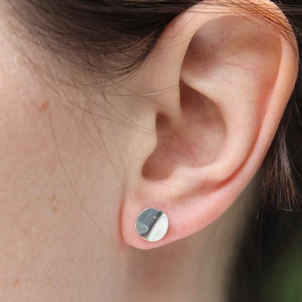 PAKILIA handgefertigte Ohrstecker "DISCO ONDOSO - wellige Scheibe" aus hochwertigem 925er Silber | Fair-Trade
