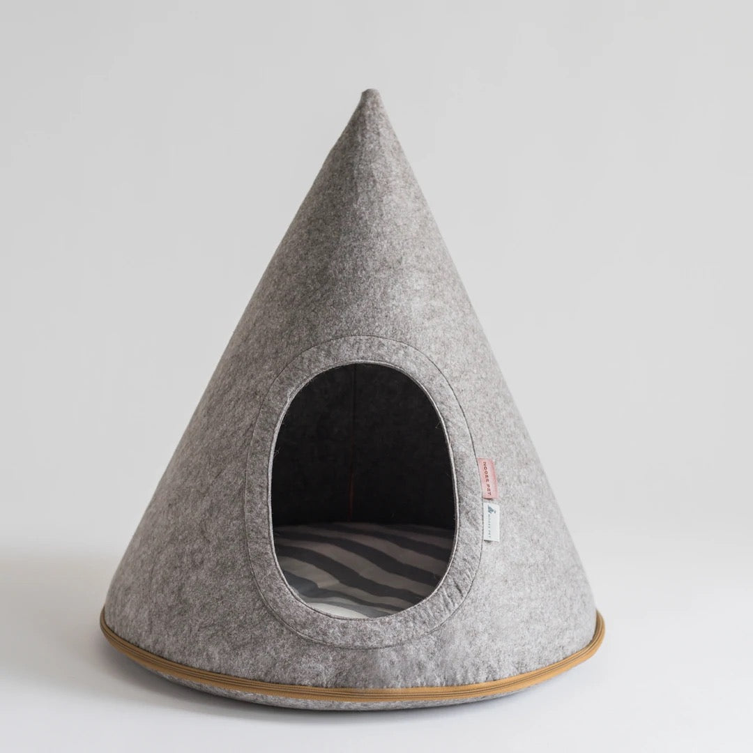 NOOEE PET Haustierhöhle BELLA grau/braun in Kegelform mit herausnehmbarem Kissen aus Baumwolle