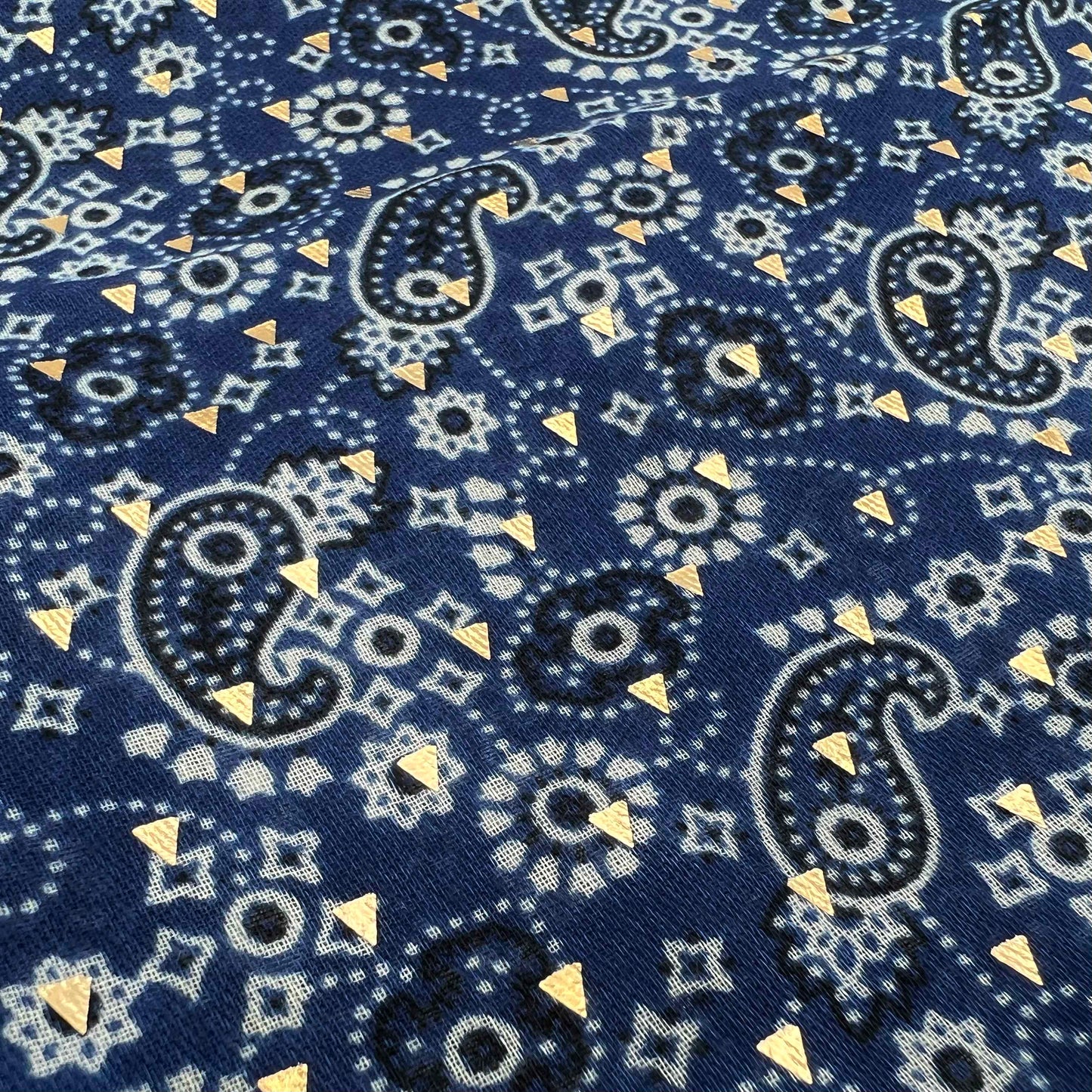 ZAZA`Z leichter Schal mit blau-weißem Firgurenmuster und goldenen Dreiecken | 180x90cm | Viskose