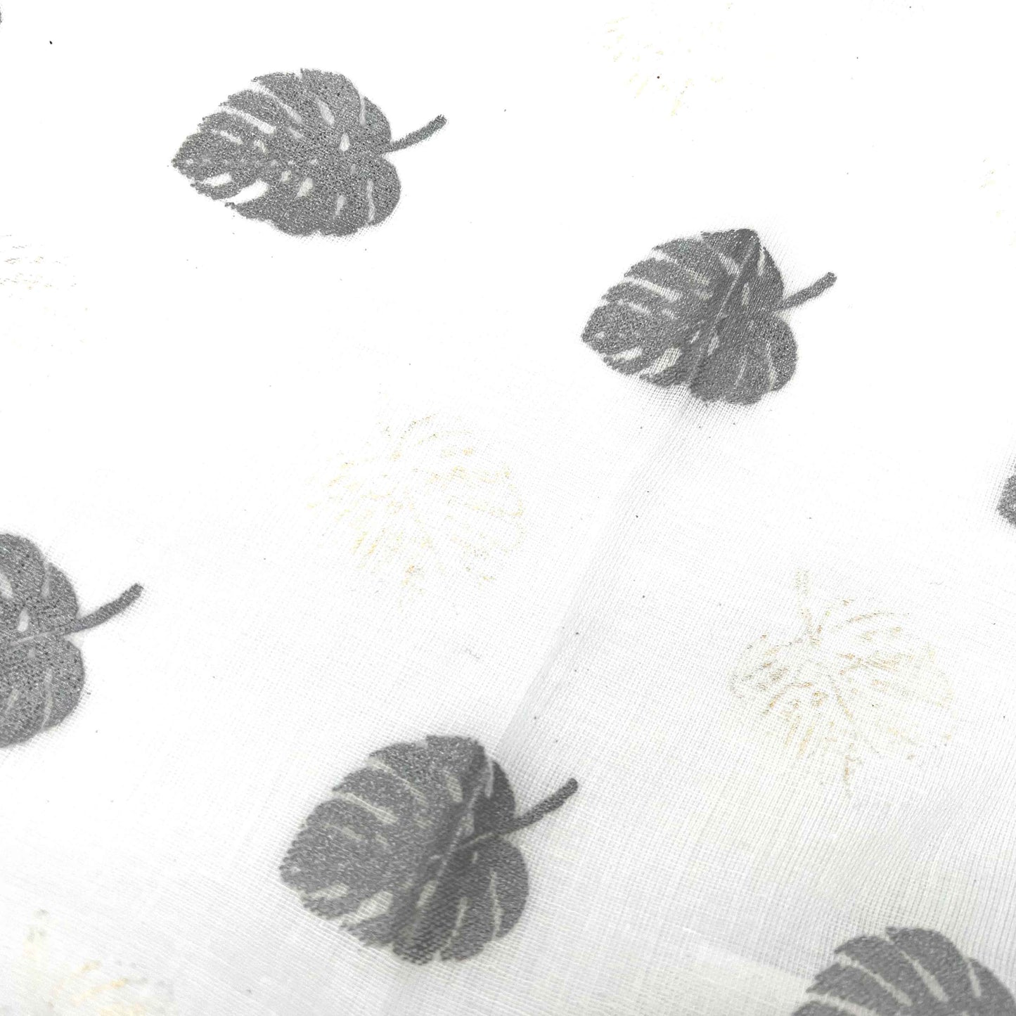 ZAZA`Z weißer Schal mit zarten goldenen und kräftigen silbernen Blättern | 180x115cm | Baumwolle