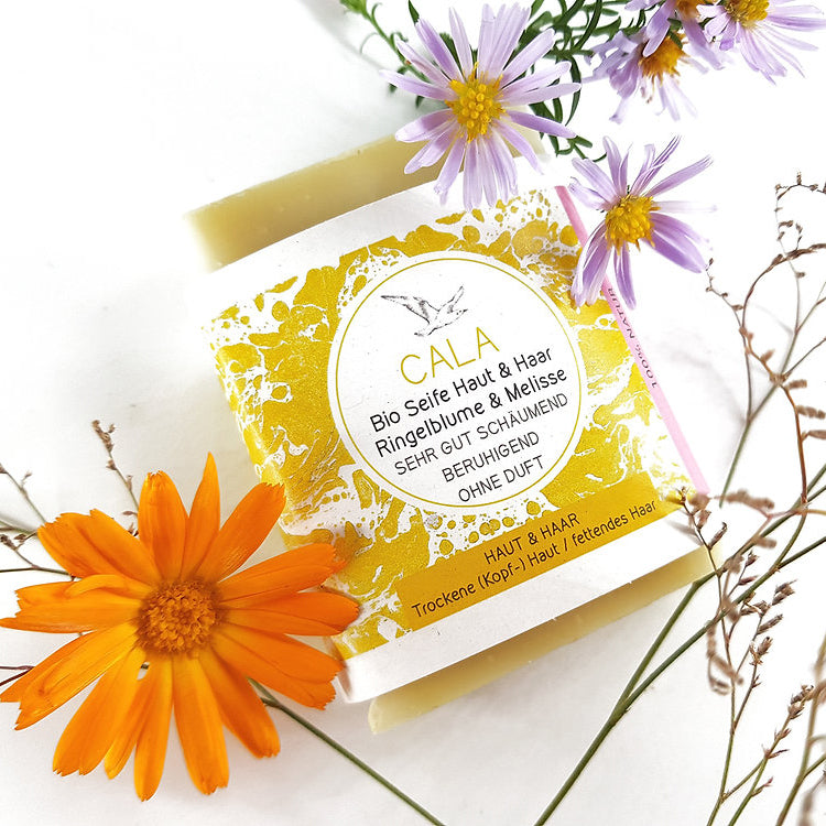 KÜSTENSEIFEN MANUFAKTUR handgesiedete Seife "CALA" mit Ringelblume und Melisse | natürliche Pflege für Haut & Haar | Beruhigend ohne Duft | vegan | 80g